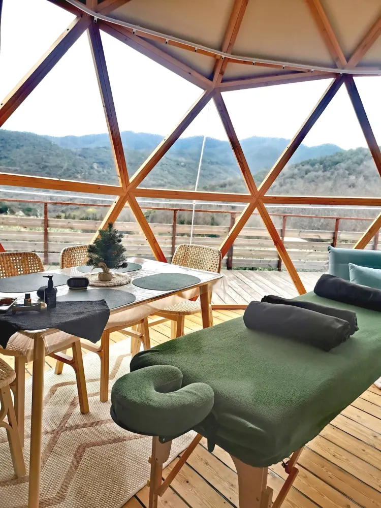 Intérieur du dôme géodésique, vue panoramique sur les collines