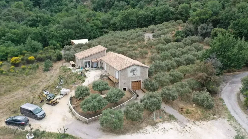 Vue aérienne du domaine Clots Das Vignes dans l'oliveraie d'Ansignan