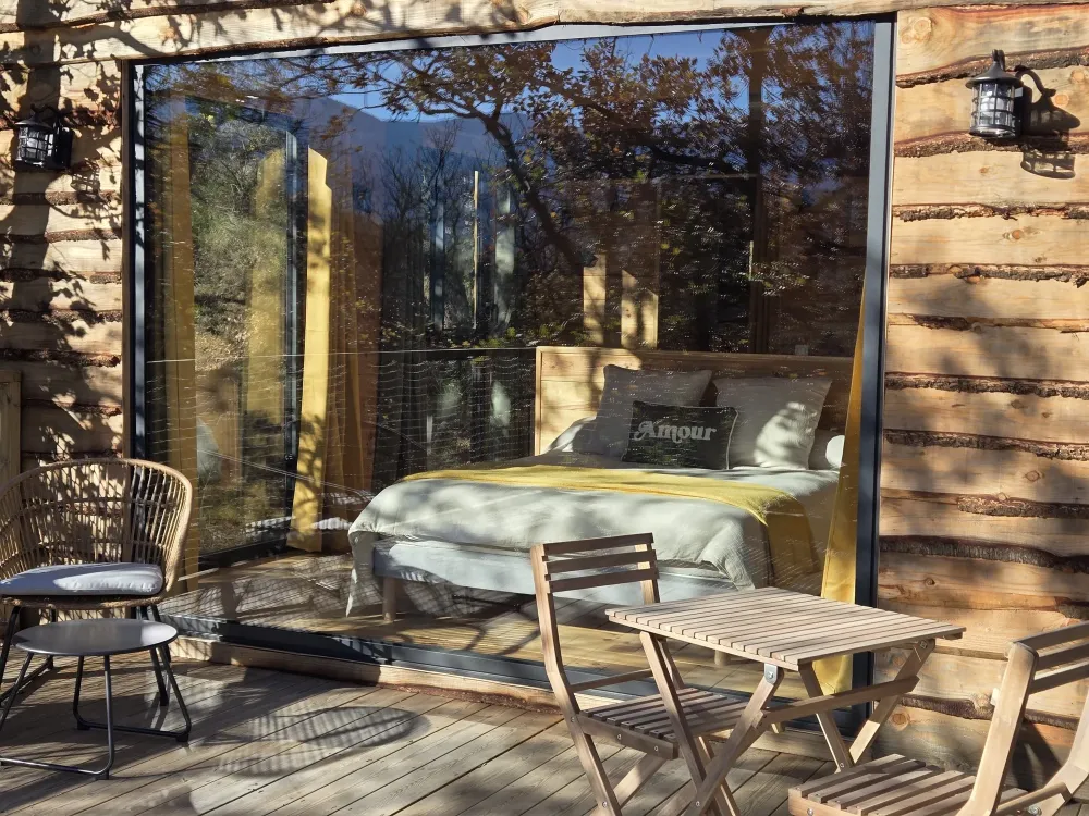 La Parenthèse, cabane perchée à grande baie vitrée sur le lit